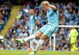 爱游戏官网-德布劳内连续二十场比赛得分超过突破纪录密尔沃基雄鹿再遭质疑备战欧篮联，网友：关键时刻瓦伦西亚调整名单以备NBA季后赛